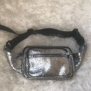 Very stylish waist bag!